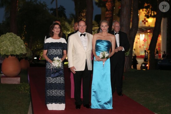 Caroline, Albert II de Monaco et Charlène avant le 65e Bal de la Croix-Rouge au Sporting de Monte-Carlo à Monaco le 2 août 2013.