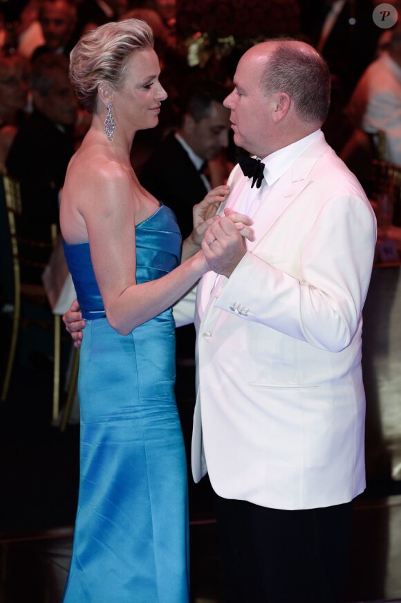Albert de Monaco et sa femme Charlène complices au 65e Bal de la Croix-Rouge au Sporting de Monte-Carlo à Monaco le 2 août 2013.