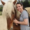 Exclusivité : L'actrice Adeline Blondieau sur le tournage de "Le cheval, c'est trop génial !" le 2 mai 2013, pour la chaîne jeunesse Gulli.