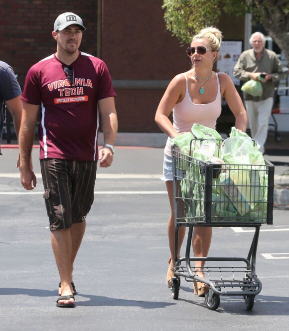 La chanteuse Britney Spears et son petit ami David Lucado font du shopping à Calabasas le samedi 3 août 2013.