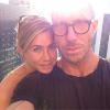 Jennifer Aniston au naturel au côté de Chris MacMillan.