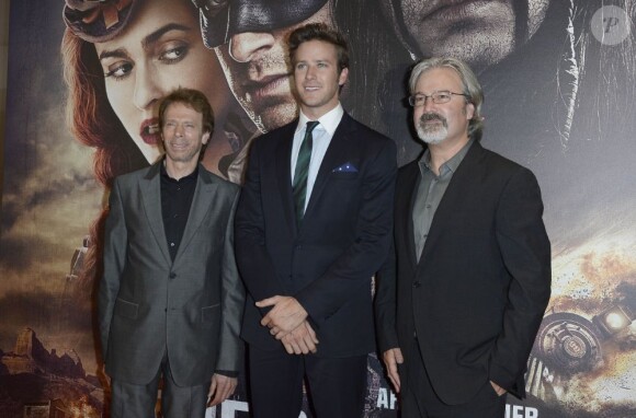 Jerry Bruckheimer, Armie Hammer et Gore Verbinski lors de la première du film Lone Ranger, Naissance d'un Héros à Paris le 24 juillet 2013.