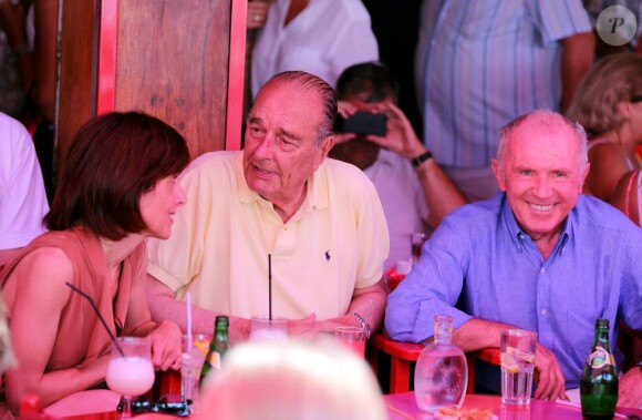 Dina Kawar, ambassadrice de Jordanie et François Pinault avec Jacques Chirac au café Sénéquier à Saint-Tropez le 10 août 2012. 