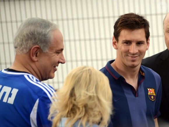 Le Premier ministre israélien Benjamin Netanyahu avec Gerard Piqué et Lionel Messi avec des enfants atteints d'un cancer à Kfar Maccabiah, le 4 août 2013.