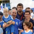 Le Premier ministre israélien Benjamin Netanyahu avec les stars du FC Barcelone Gerard Piqué et Lionel Messi avec des enfants atteints d'un cancer à Kfar Maccabiah, le 4 août 2013.