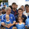 Le Premier ministre israélien Benjamin Netanyahu avec les stars du Barça Gerard Piqué et Lionel Messi, et des enfants atteints d'un cancer à Kfar Maccabiah, le 4 août 2013.