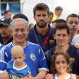 Le Premier ministre israélien Benjamin Netanyahu avec les stars du Barça Gerard Piqué et Lionel Messi avec des enfants atteints d'un cancer à Kfar Maccabiah, le 4 août 2013.