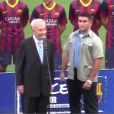 Shimon Peres donne le coup d'envoi de l'entraînement du FC Barcelone avec Lionel Messi à Tel-Aviv le 4 août 2013.