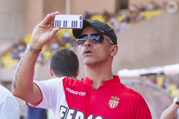 Le chanteur italien Eros Ramazzotti donne le coup d'envoi du match de football entre Monaco et Tottenham à Monaco le 3 aout 2013.
