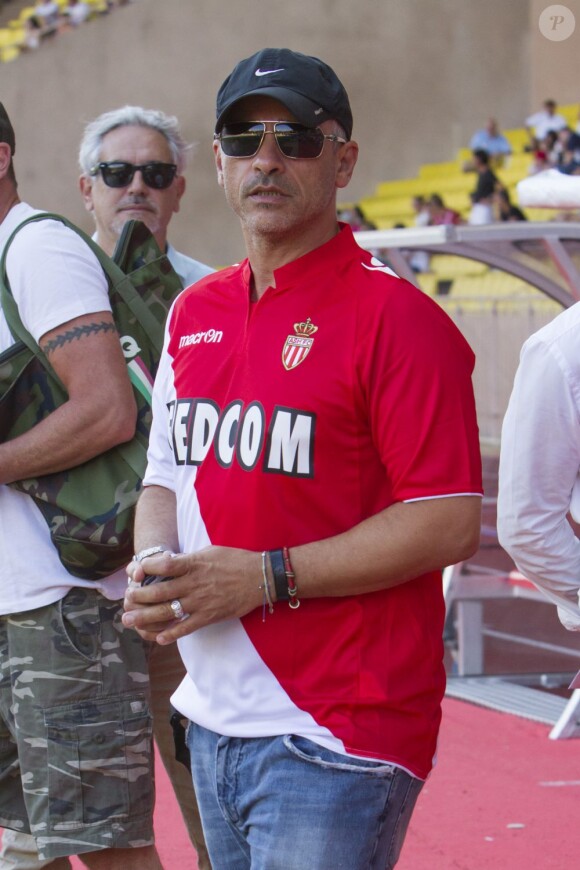 Eros Ramazzotti donne le coup d'envoi du match entre Monaco et Tottenham à Monaco le 3 aout 2013.