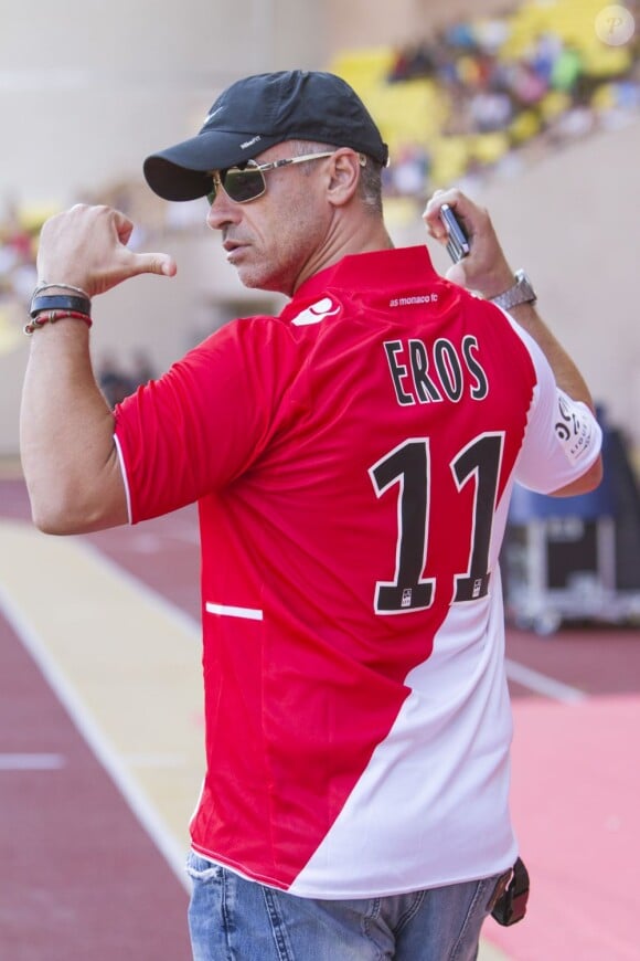 Le chanteur Eros Ramazzotti donne le coup d'envoi du match de football entre Monaco et Tottenham à Monaco le 3 aout 2013.