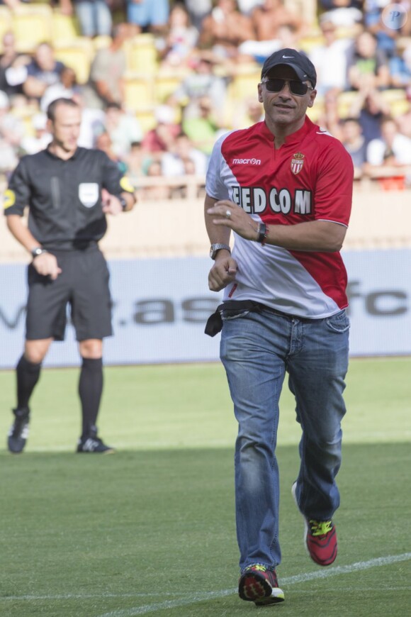 La star Eros Ramazzotti donne le coup d'envoi du match de football entre Monaco et Tottenham à Monaco le 3 aout 2013.