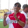 Eros Ramazzotti donne le coup d'envoi du match de football entre Monaco et Tottenham à Monaco le 3 aout 2013.