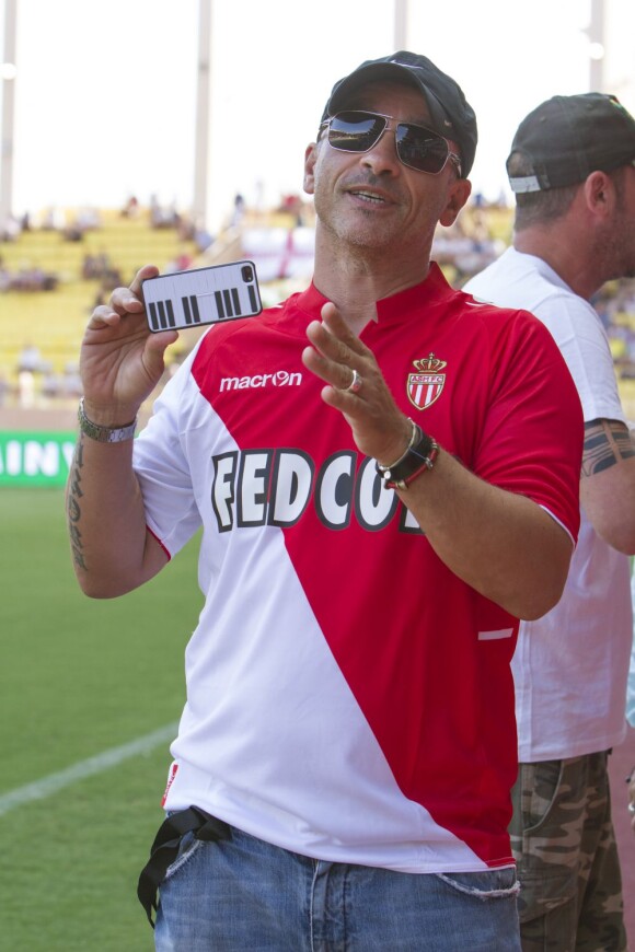 Eros Ramazzotti donne le coup d'envoi du match de football entre Monaco et Tottenham à Monaco le 3 aout 2013.