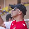 Eros Ramazzotti donne le coup d'envoi du match de football entre Monaco et Tottenham à Monaco le 3 aout 2013.