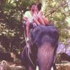 Yoann Huget et son épouse Fanny Veyrac à dos d'éléphant lors de leur voyage de noces en Thaïlande en juillet 2013