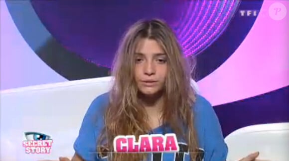 Clara, désemparée après avoir lu la lettre de Gautier (quotidienne Secret Story 7 - mercredi 7 août 2013)