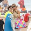 Denise Richards a déposé  à la plage ses filles Lola et Sam, qui avaient un cours de surf,  et les jumeaux de Brooke Mueller et Charlie Sheen, Bob et Max. Le 31 juillet 2013 à Malibu. L'ancien mannequin était habillé d'une robe bustier crème et portait des sandales à lanières.