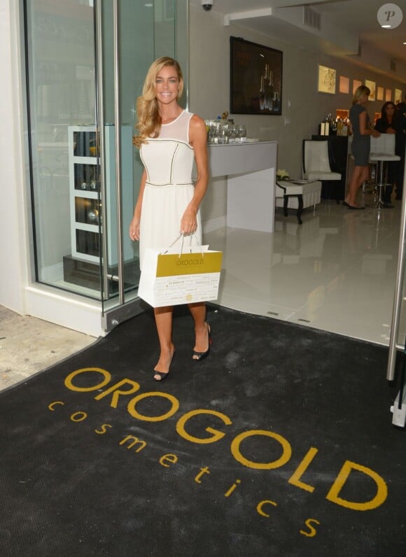 Denise Richards pariticipe à l'ouverture de la boutique Orogold Cosmetics le 31 juillet 2013 à Malibu. 