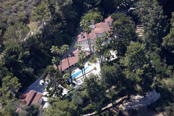 La chanteuse Katy Perry possède deux maisons voisines dans le quartier de Hollywood Hills à Los Angeles. Elle fait actuellement des travaux dans l'une d'entre elles, achetée pour 4,3 millions de dollars.