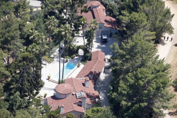 Katy Perry possède deux maisons voisines dans le quartier de Hollywood Hills à Los Angeles. Elle fait actuellement des travaux dans l'une d'entre elles, achetée pour 4,3 millions de dollars. 