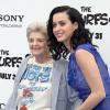 Katy Perry et sa grand-mère Ann Hudson à la première du film Les Schtroumpfs 2, à Westwood, le 28 juillet 2013.
