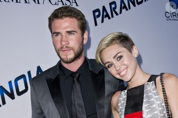 Liam Hemsworth et Miley Cyrus à la première de Paranoia au DGA Theater à Los Angeles, le 8 août 2013.