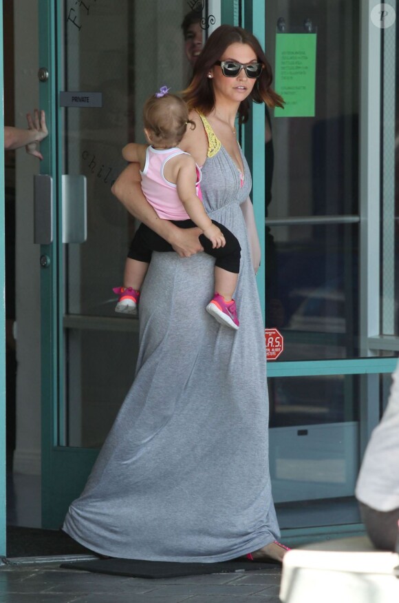 La jolie Lisa Osbourne sort d'un cours pour bébés à Los Angeles, avec sa fille aînée Pearl, le 7 août 2013.