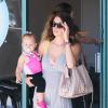 Lisa Osbourne sort d'un cours pour bébés à Los Angeles, avec sa fille aînée Pearl, le 7 août 2013.