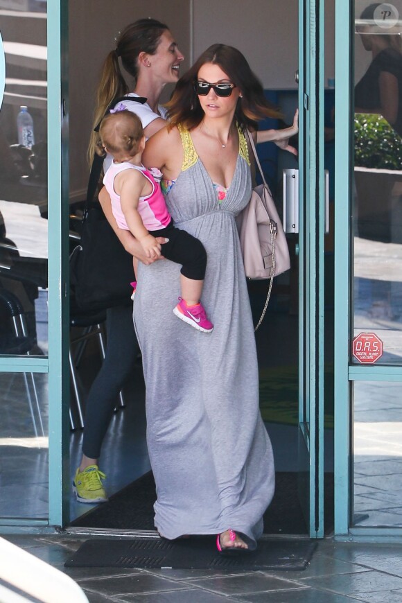Lisa Osbourne, la femme de Jack, sort d'un cours pour bébés à Los Angeles, avec sa fille aînée Pearl, le 7 août 2013.