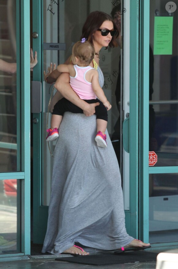 Lisa Osbourne sort d'un cours pour bébés à Los Angeles, avec sa fille aînée Pearl, le 7 août 2013.