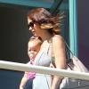 Lisa Osbourne sort d'un cours pour bébés à Los Angeles, avec sa fille aînée Pearl, le 7 août 2013.
