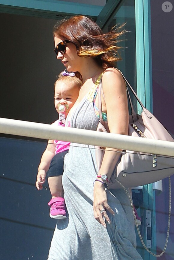 Lisa Osbourne sort d'un cours pour bébés à Los Angeles, avec sa fille aînée Pearl, le 7 août 2013.