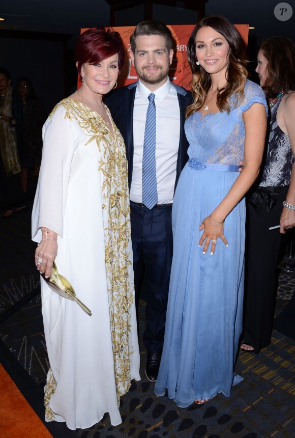 Jack Osbourne avec sa mère Sharon et sa femme Lisa au 20e gala Race To Erase MS Gala Love To Erase MS, à Los Angeles, le 3 mai 2013.