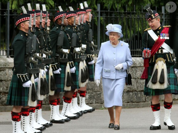 La reine Elizabeth II lors de la revue des troupes des Royal Scots Borderers (1 Scots) à Balmoral, le 8 août 2013.