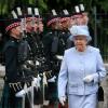 La reine Elizabeth II ravie lors de la revue des troupes des Royal Scots Borderers (1 Scots) à Balmoral, en compagnie du Major Jules Kilpatrick, le 8 août 2013.