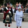 La reine Elizabeth II lors de la revue des Royal Scots Borderers (1 Scots) à Balmoral, en compagnie du Major Jules Kilpatrick, le 8 août 2013.