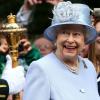 La reine Elizabeth II ravie lors de la revue des troupes des Royal Scots Borderers (1 Scots) à Balmoral, le 8 août 2013.