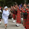 Elizabeth II ravie lors de la revue des troupes des Royal Scots Borderers (1 Scots) à Balmoral, en compagnie du Major Jules Kilpatrick, le 8 août 2013.