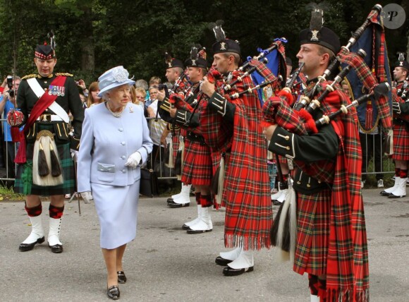 Elizabeth II ravie lors de la revue des troupes des Royal Scots Borderers (1 Scots) à Balmoral, en compagnie du Major Jules Kilpatrick, le 8 août 2013.