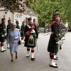 La reine Elizabeth II ravie lors de la revue des troupes des Royal Scots Borderers (1 Scots) à Balmoral, en compagnie du Major Jules Kilpatrick, le 8 août 2013.