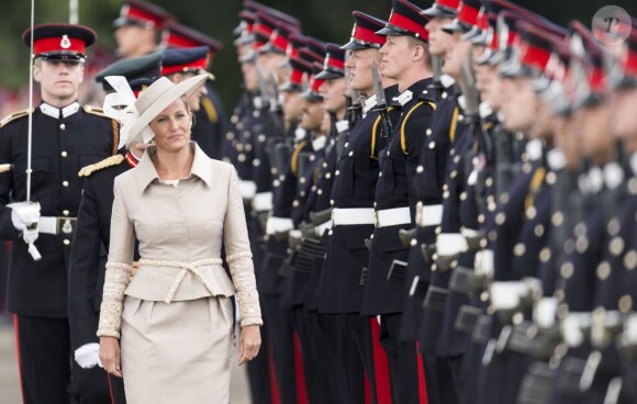 La comtesse Sophie de Wessex à l'Académie militaire royale de Sandhurst le 9 août 2013, représentant la reine Elizabeth II pour la Sovereign's Parade marquant la fin de la formation des cadets, devenant après 44 semaines de cursus officiers au grade de sous-lieutenant.