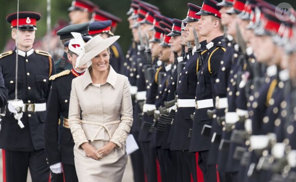 La comtesse Sophie de Wessex à l'Académie militaire royale de Sandhurst le 9 août 2013, représentant la reine Elizabeth II pour la Sovereign's Parade marquant la fin de la formation des cadets, devenant après 44 semaines de cursus officiers au grade de sous-lieutenant.