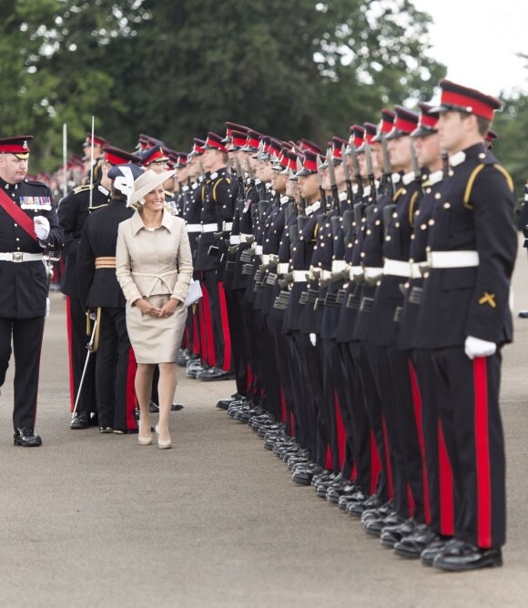 La comtesse Sophie de Wessex à l'Académie militaire royale de Sandhurst le 9 août 2013, représentant la reine Elizabeth II pour la Sovereign's Parade marquant la fin de la formation des cadets, devenant après 44 semaines de cursus officiers au grade de sous-lieutenant.
