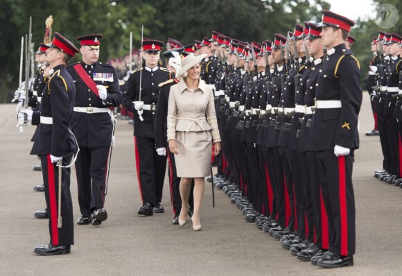 La comtesse Sophie de Wessex à l'Académie militaire royale de Sandhurst le 9 août 2013, représentant la reine Elizabeth II pour la Sovereign's Parade marquant la fin de la formation des cadets, devenant après 44 semaines de cursus officiers au grade de sous-lieutenant.