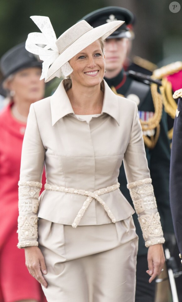 La comtesse Sophie de Wessex à l'Académie militaire royale de Sandhurst le 9 août 2013, représentant la reine Elizabeth II pour la Sovereign's Parade marquant la fin de la formation des cadets, devenant après 44 semaines de cursus officiers au grade de sous-lieutenant.