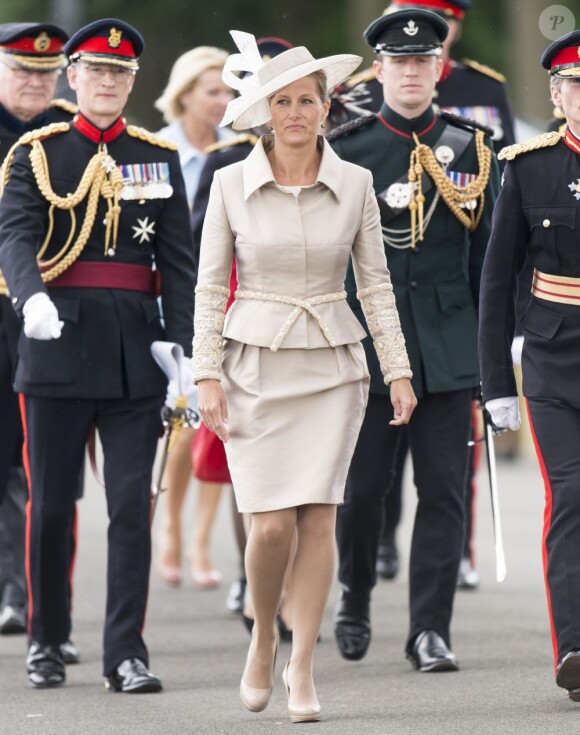 La comtesse Sophie de Wessex à l'Académie militaire royale de Sandhurst le 9 août 2013, représentant la reine Elizabeth II pour la Sovereign's Parade marquant la fin de la formation des cadets, devenant après 44 semaines de cursus officiers au grade de sous-lieutenant.