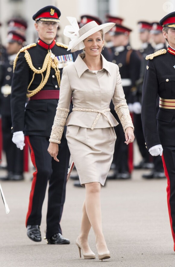 La comtesse Sophie de Wessex à l'Académie militaire royale de Sandhurst le 9 août 2013, représentant la reine Elizabeth II pour la Sovereign's Parade marquant la fin de la formation des cadets, devenant après 44 semaines de cursus officiers au grade de sous-lieutenant.