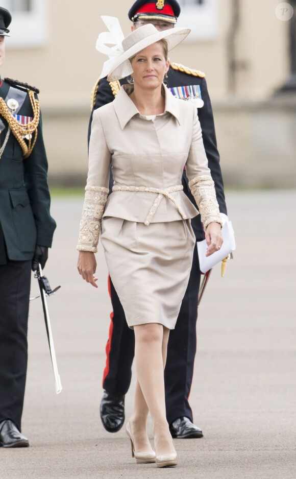 La comtesse Sophie de Wessex à l'Académie militaire royale de Sandhurst le 9 août 2013, représentant la reine Elizabeth II pour la Sovereign's Parade marquant la fin de la formation des cadets, devenant après 44 semaines de cursus officiers au grade de sous-lieutenant.