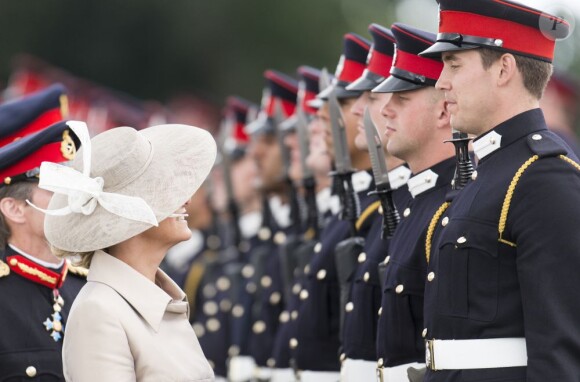 La comtesse Sophie de Wessex inspectant les troupes à l'Académie militaire royale de Sandhurst le 9 août 2013, représentant la reine Elizabeth II pour la Sovereign's Parade marquant la fin de la formation des cadets, devenant après 44 semaines de cursus officiers au grade de sous-lieutenant.